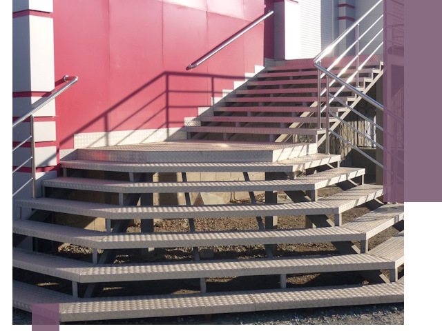 Лестницы для магазина в Рубцовске — изготовление и монтаж